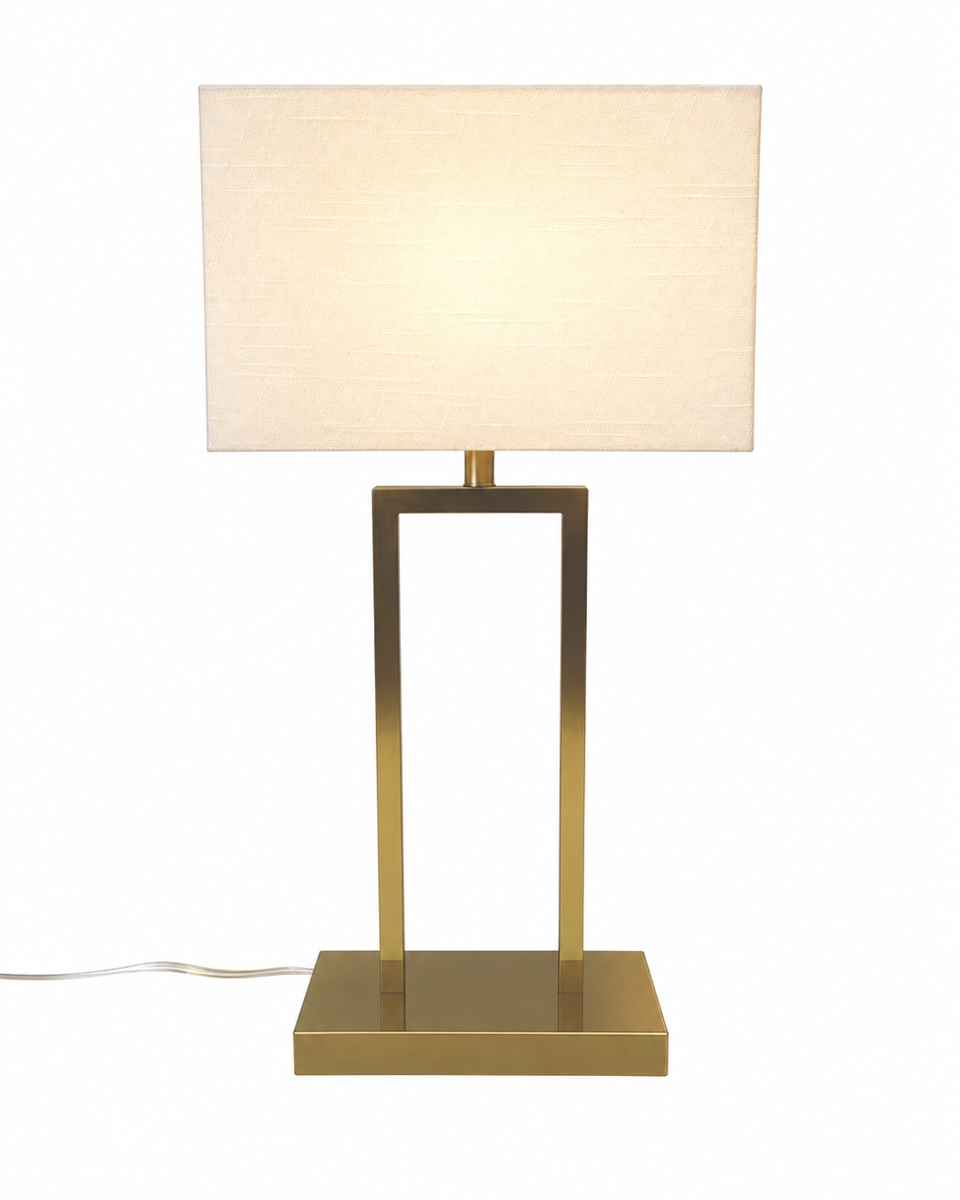 Gemma 52cm Messing bordlampe Fra Nordic Lighting - En elegant bordlampe i metall med en stilig messingfinish som gir et varmt og eksklusivt inntrykk.