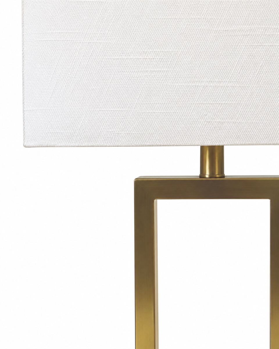 Gemma 52cm Messing bordlampe Fra Nordic Lighting - En elegant bordlampe i metall med en stilig messingfinish som gir et varmt og eksklusivt inntrykk.