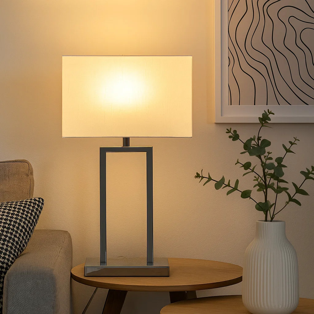 Gemma 52cm Krom bordlampe Fra Nordic Lighting - En elegant bordlampe i metall med en stilig kromfinish som gir et eksklusivt inntrykk.
