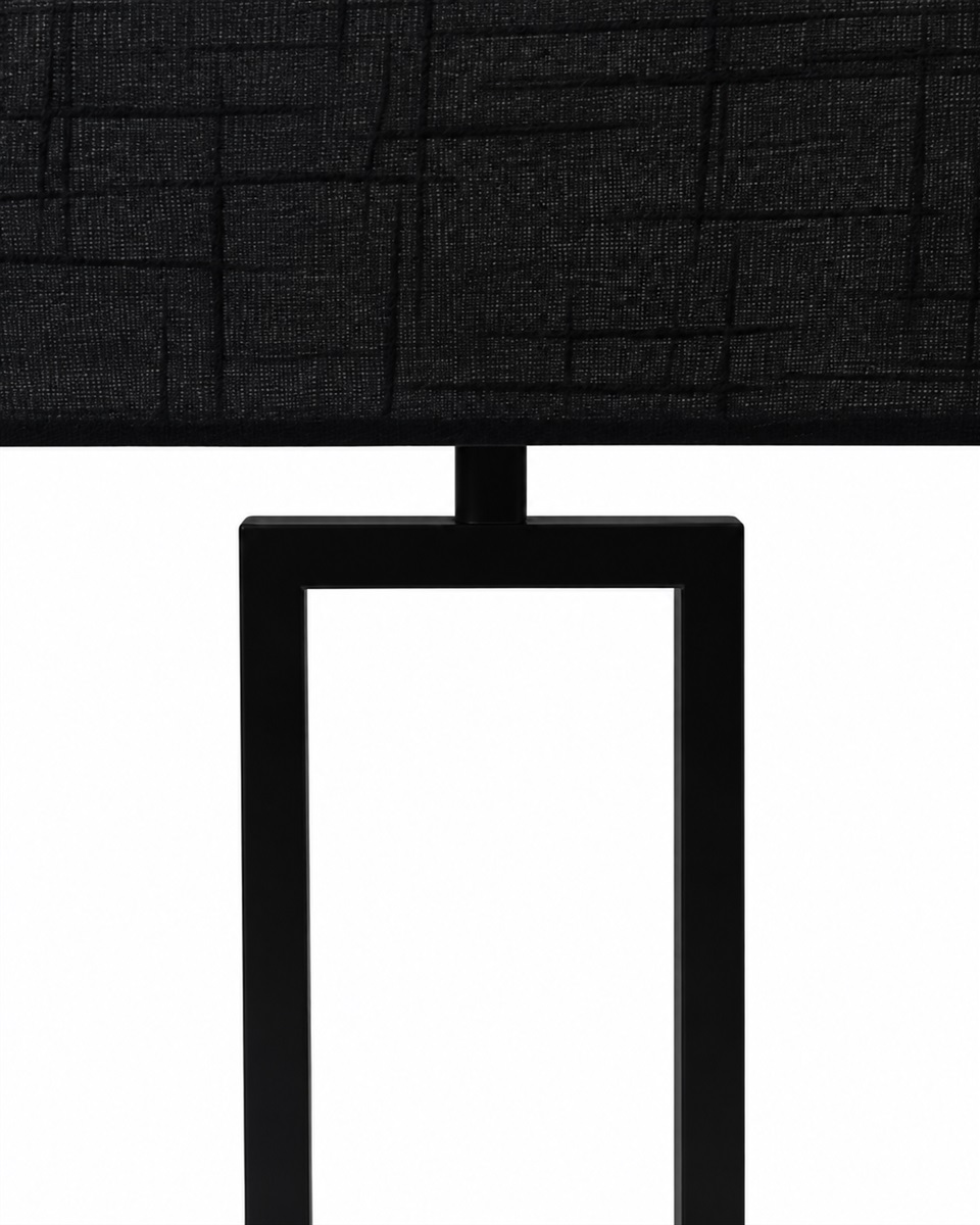 Gemma 52cm Svart bordlampe Fra Nordic Lighting - En stilig bordlampe i metall med svart finish som gir et industrielt og eksklusivt inntrykk.