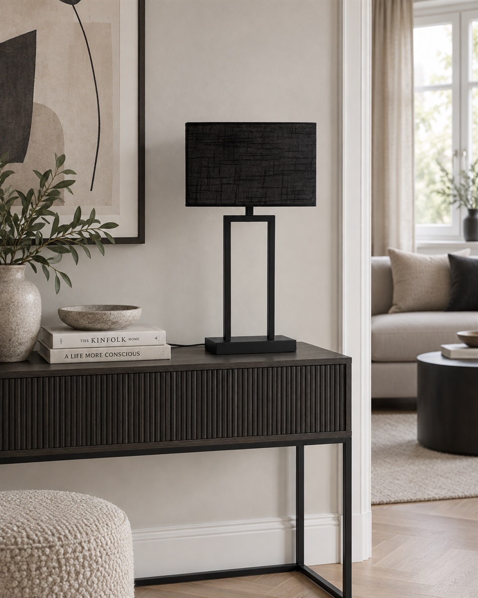Gemma 52cm Svart bordlampe Fra Nordic Lighting - En stilig bordlampe i metall med svart finish som gir et industrielt og eksklusivt inntrykk.