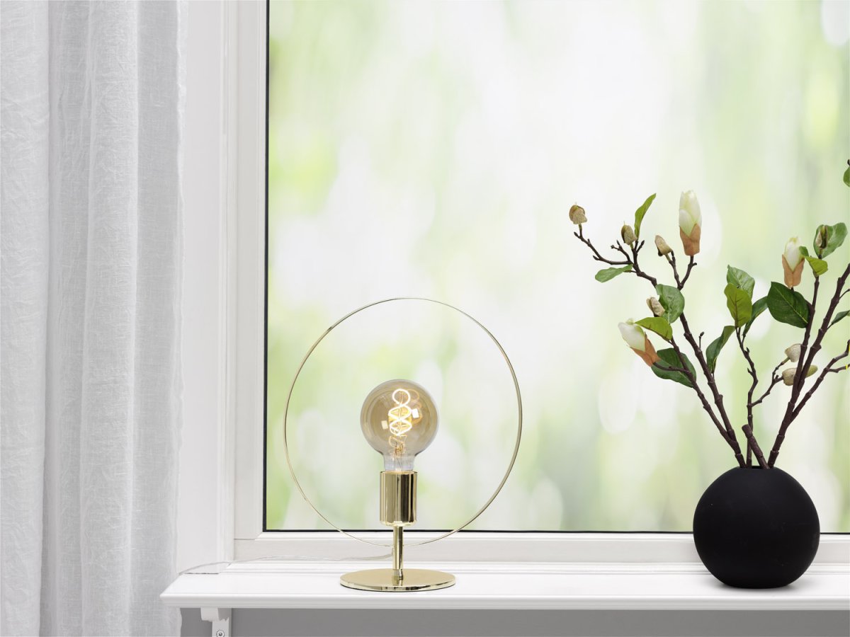 Spartan ringo 35cm Messing bordlampe Fra Cottex - Spartan Ringo bordlampe i metall er en moderne og minimalistisk lampe som trekker blikket med sitt elegante sirkul&aelig;re design.
