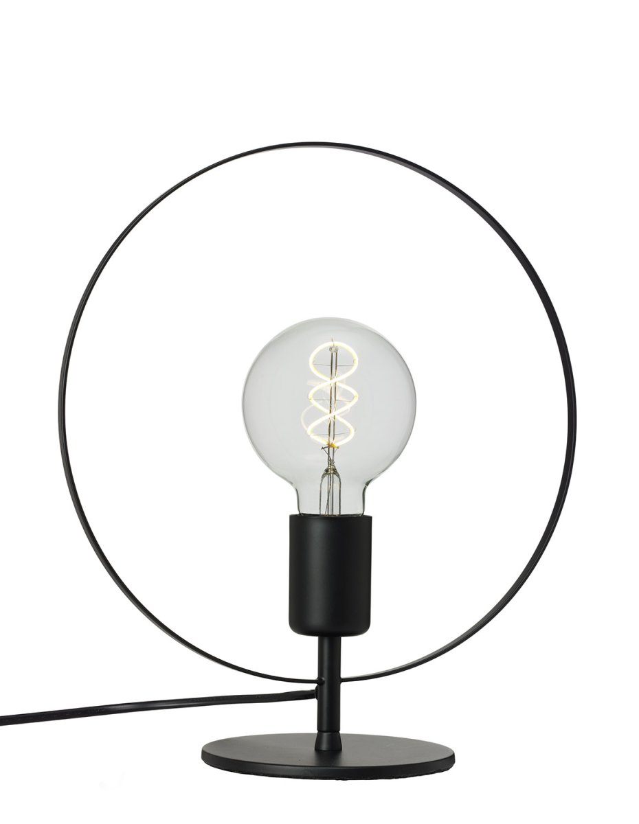 Spartan ringo 35cm Svart bordlampe Fra Cottex - Spartan Ringo bordlampe i metall er en moderne og minimalistisk lampe som trekker blikket med sitt elegante sirkulære design.