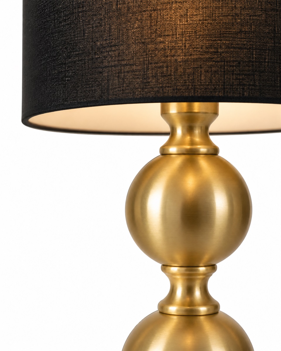 Circolo 48cm Messing/svart bordlampe Fra Nordic Lighting - Circolo bordlampe kombinerer en dekorativ metallbase med en elegant messingfinish og en klassisk svart linskjerm.