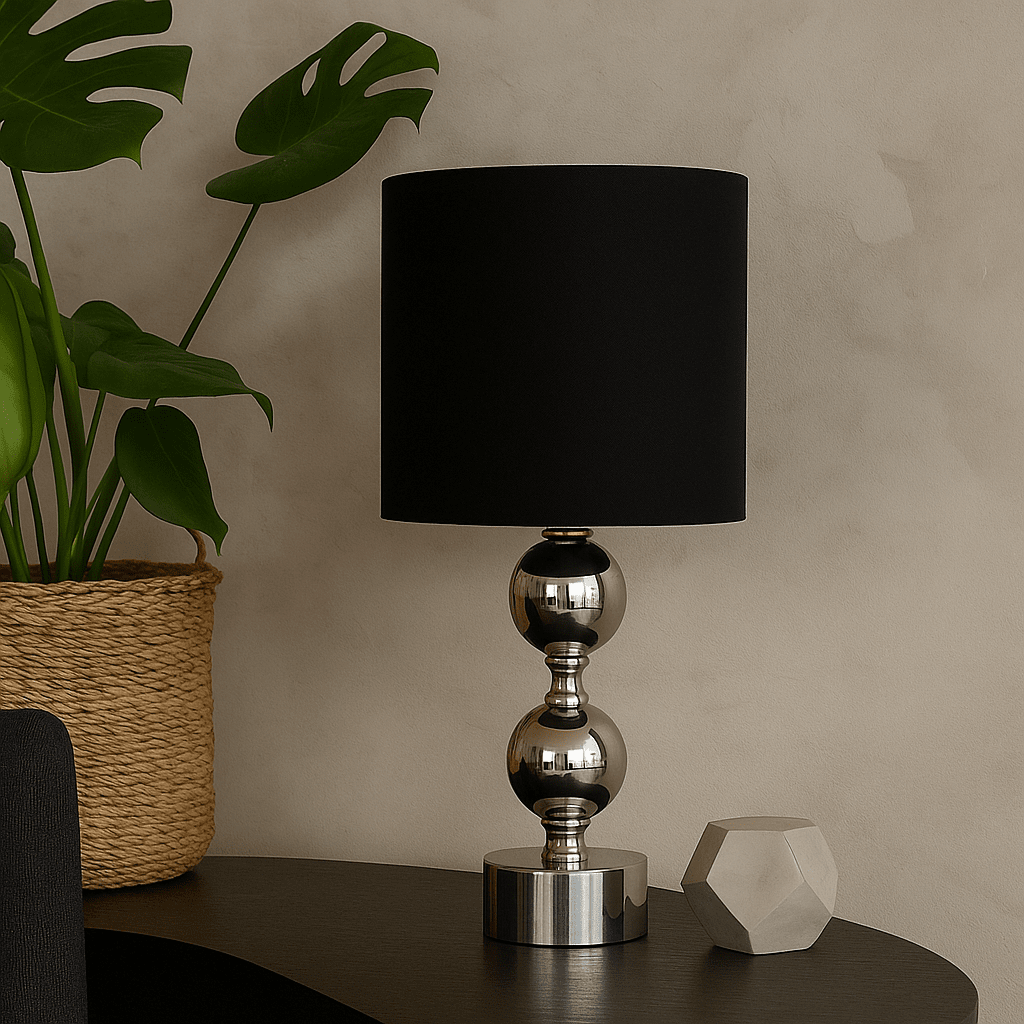 Circolo 48cm Krom/svart bordlampe Fra Nordic Lighting - Circolo bordlampe kombinerer en dekorativ metallbase med en elegant kromfinish og en klassisk svart linskjerm.