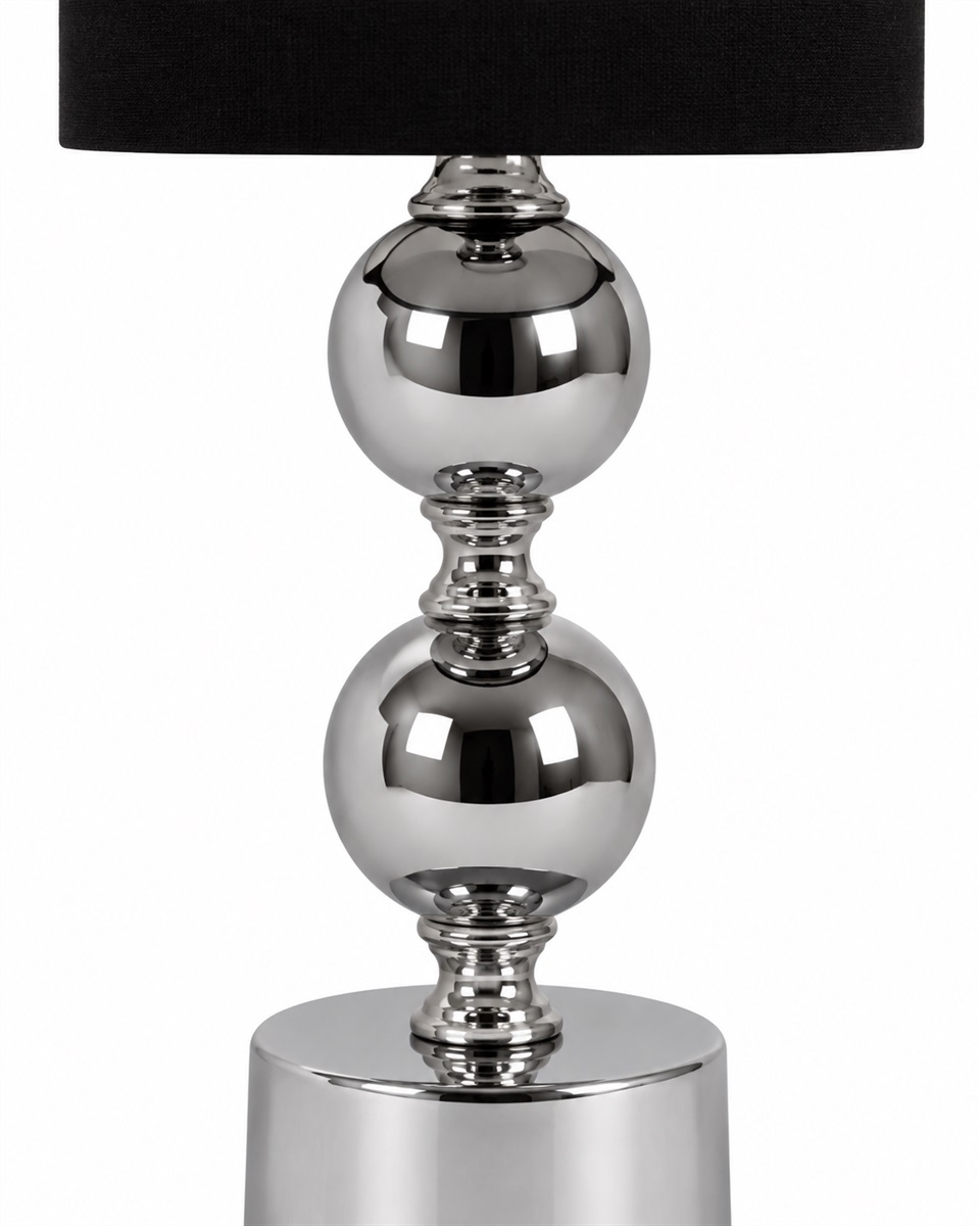 Circolo 48cm Krom/svart bordlampe Fra Nordic Lighting - Circolo bordlampe kombinerer en dekorativ metallbase med en elegant kromfinish og en klassisk svart linskjerm.