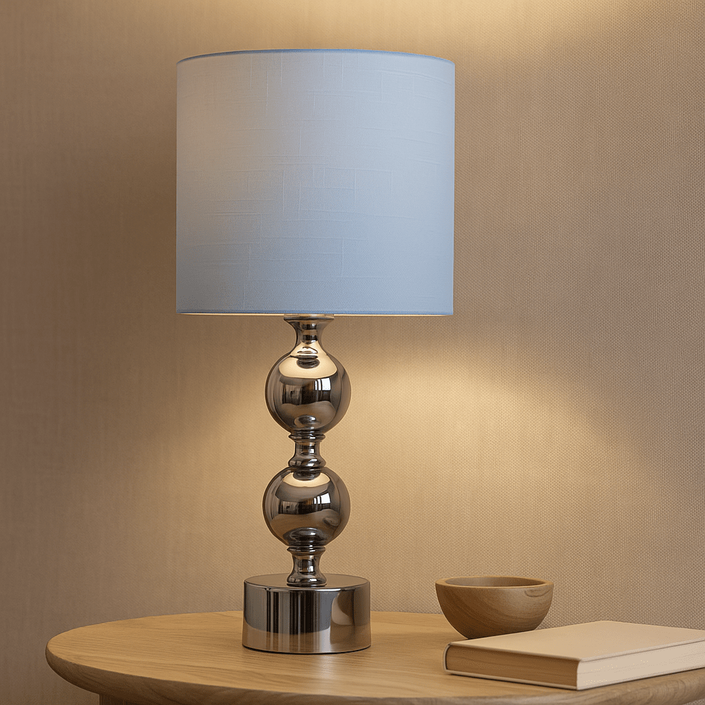 Circolo 48cm Krom/hvit bordlampe Fra Nordic Lighting - Circolo bordlampe kombinerer en dekorativ metallbase med en elegant kromfinish og en klassisk hvit linskjerm.