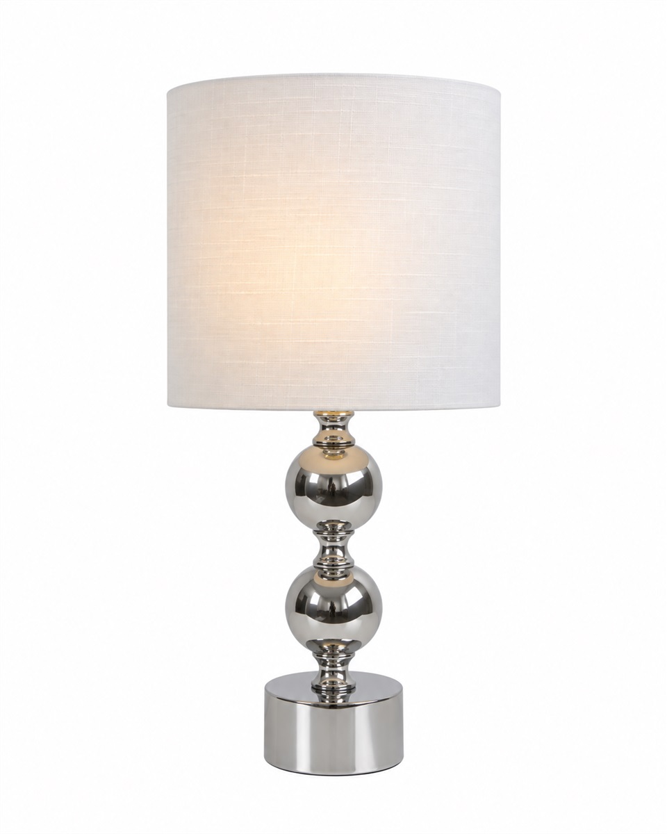 Circolo 48cm Krom/hvit bordlampe Fra Nordic Lighting - Circolo bordlampe kombinerer en dekorativ metallbase med en elegant kromfinish og en klassisk hvit linskjerm.