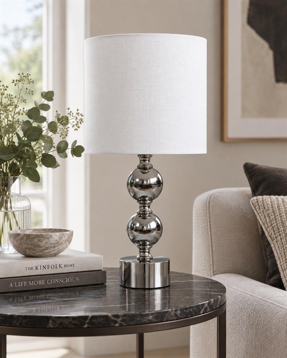Circolo 48cm Krom/hvit bordlampe Fra Nordic Lighting - Circolo bordlampe kombinerer en dekorativ metallbase med en elegant kromfinish og en klassisk hvit linskjerm.