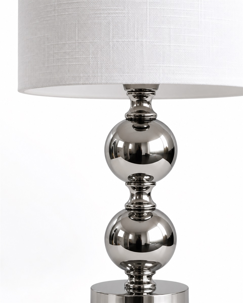 Circolo 48cm Krom/hvit bordlampe Fra Nordic Lighting - Circolo bordlampe kombinerer en dekorativ metallbase med en elegant kromfinish og en klassisk hvit linskjerm.