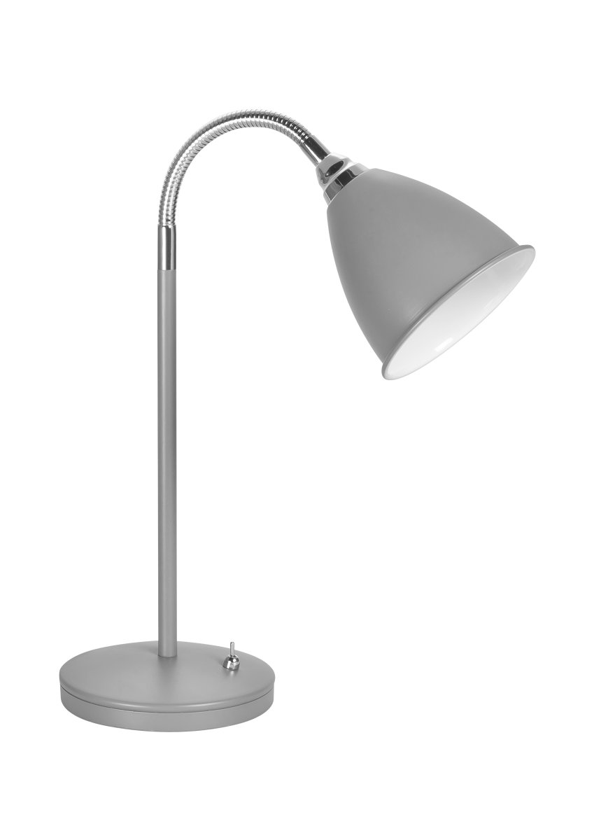 Smögen 45cm Grå skrivebordslampe Fra Armaturhantverk - Denne moderne bordlampen kombinerer en stilig gr&aring; Skjerm med kromdetaljer for en elegant og funksjonell design.
