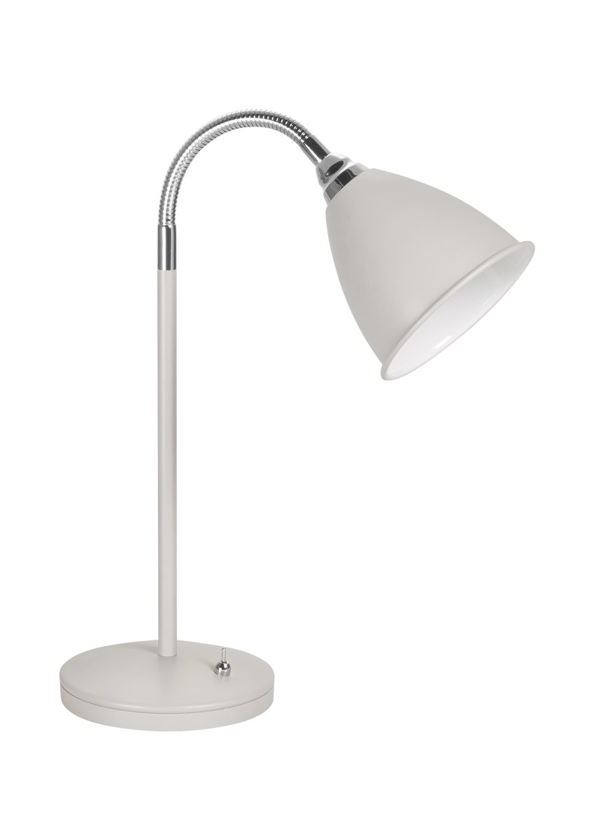 Smögen 45cm Sand skrivebordslampe Fra Armaturhantverk - Denne moderne bordlampen kombinerer en stilig sandfarget skjerm med kromdetaljer for en elegant og funksjonell design.