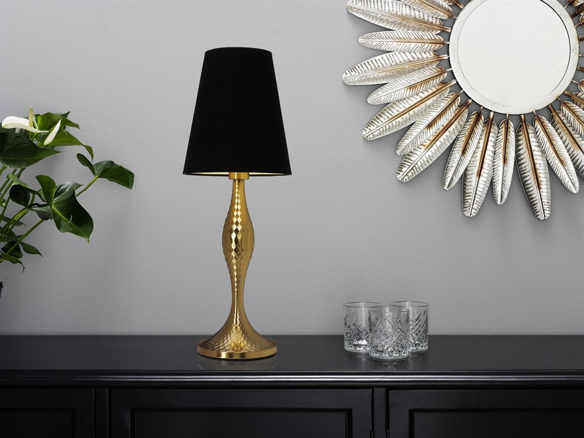 Aladdin 50cm Gull bordlampe Fra Cottex - Aladdin bordlampe i tekstil og messing er en elegant og tidsriktig interi&oslash;rdetalj som gir et sofistikert uttrykk til rommet.