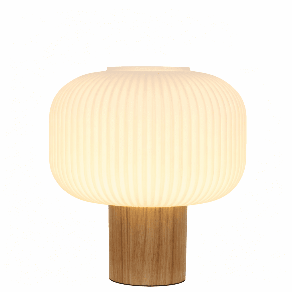Ekerum 34cm Hvit bordlampe Fra Nordic Lighting - Lampefoten i tre gir et varmt og solid uttrykk, mens den hvite, riflede glassskjermen skaper et behagelig og mykt lys.