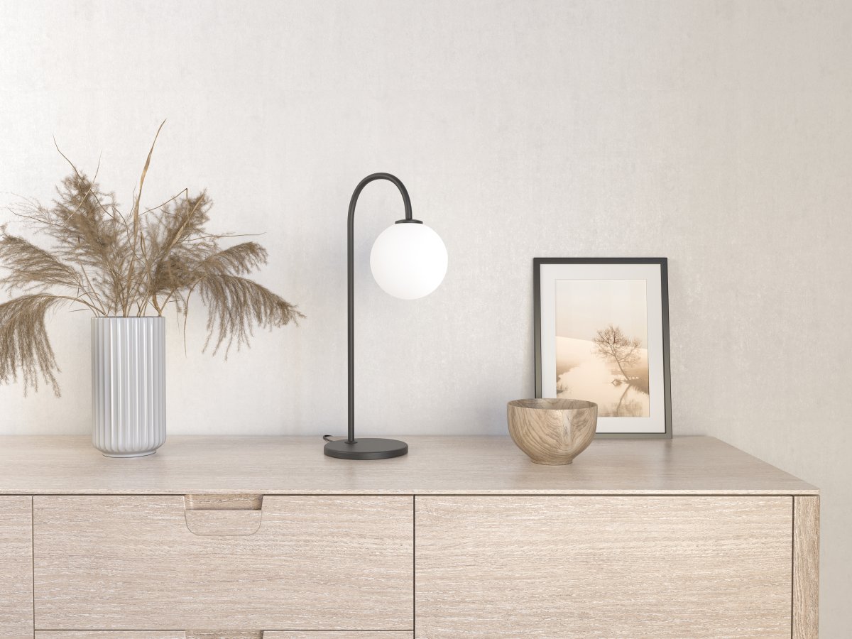 Ballon 53cm Svart bordlampe Fra Herstal - Denne lampen er perfekt for &aring; spre en f&oslash;lelse av hygge og raffinement, enten det er i stuen, soverommet eller p&aring; kontoret.