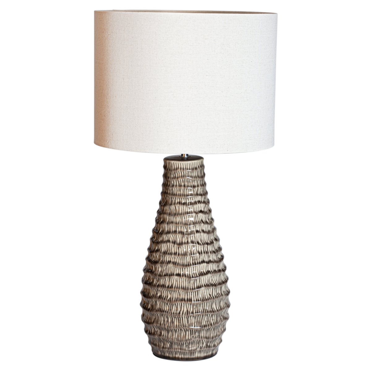 Bartha 74cm Brun bordlampe Fra By Rydéns - Lampefoten i vakkert design laget av keramikk i brun farge skaper en nydelig harmoni i kombinasjon med linskjermen i beige.
