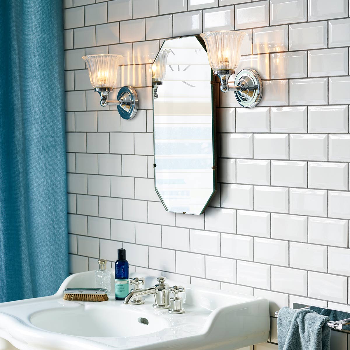 Austen Ø14 Polert krom baderomslampe Fra Elstead Lighting - Austen vegglampe er klassisk designet og produsert med materialer av h&oslash;yeste kvalitet, noe som sikrer langvarig holdbarhet.
