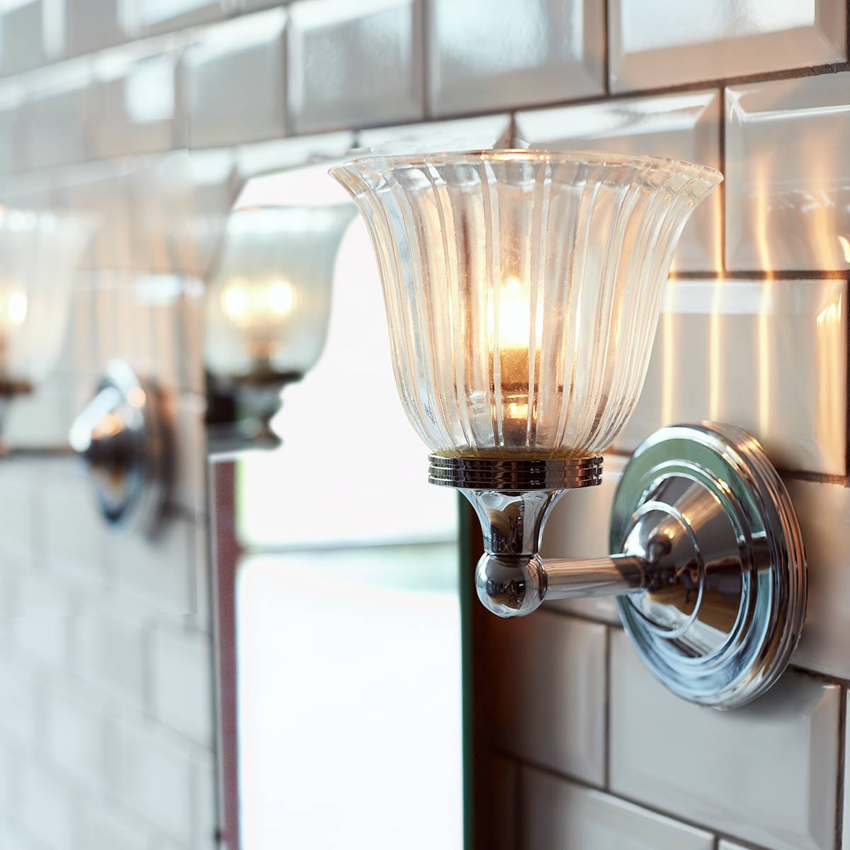 Austen Ø14 Polert krom baderomslampe Fra Elstead Lighting - Austen vegglampe er klassisk designet og produsert med materialer av h&oslash;yeste kvalitet, noe som sikrer langvarig holdbarhet.