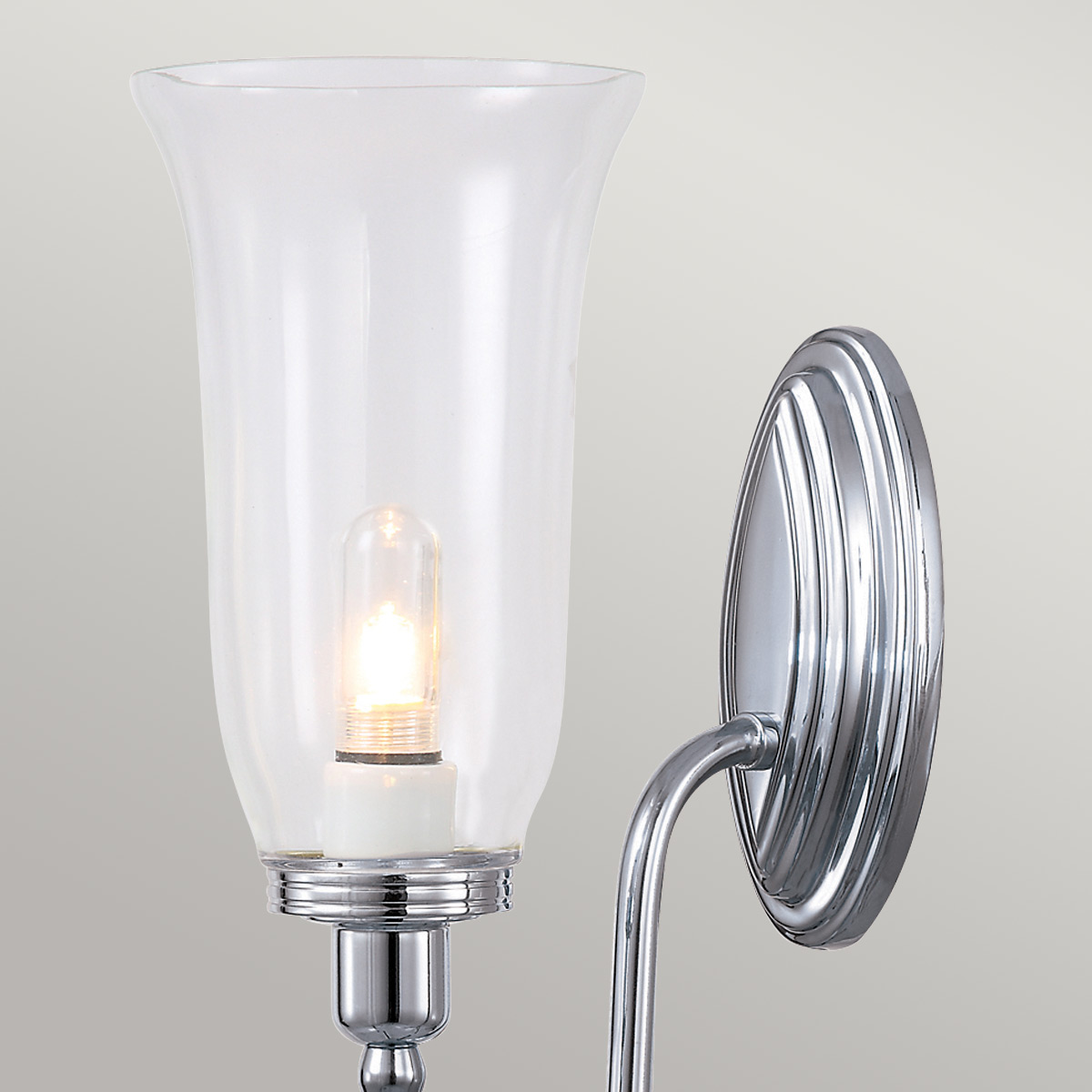 Blake 34cm Polert krom baderomslampe Fra Elstead Lighting - Lampen finnes i flere ulike stiler og glassdesign, og tilbys med overflater i polert krom, polert nikkel og polert messing.