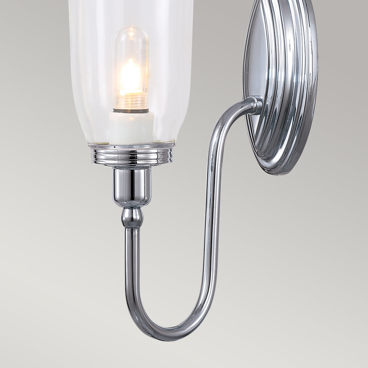 Blake 34cm Polert krom baderomslampe Fra Elstead Lighting - Lampen finnes i flere ulike stiler og glassdesign, og tilbys med overflater i polert krom, polert nikkel og polert messing.