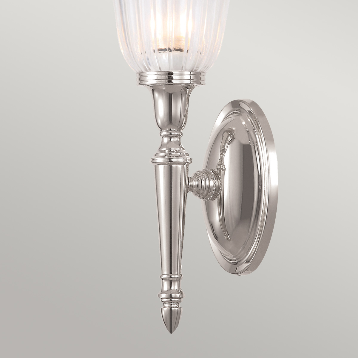 Dryden 33cm Polert nikkel baderomslampe Fra Elstead Lighting - Lampen er tilgjengelig i flere utførelser som polert krom, polert nikkel og polert messing, noe som gir fleksibilitet i stil og dekorasjon.