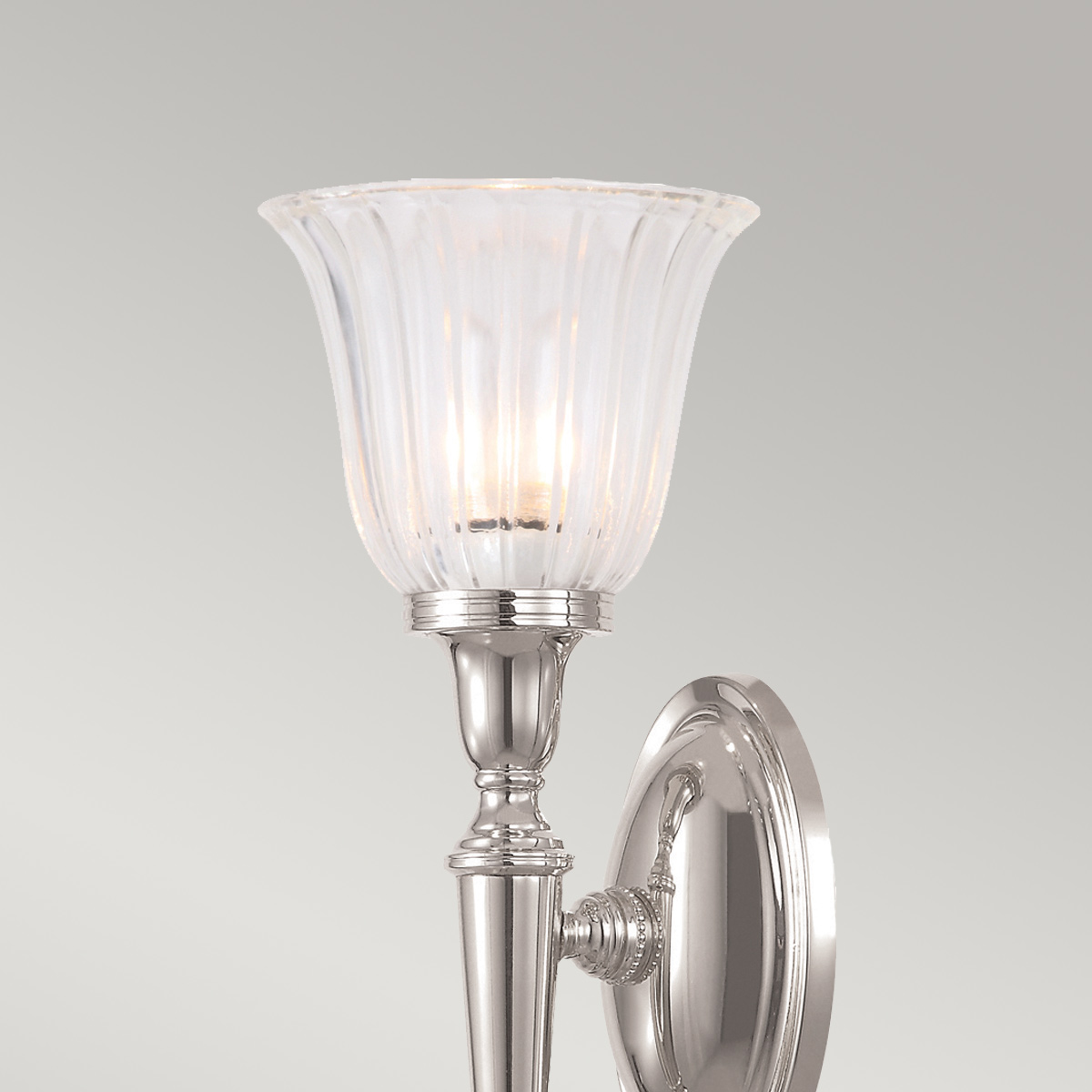 Dryden 33cm Polert nikkel baderomslampe Fra Elstead Lighting - Lampen er tilgjengelig i flere utførelser som polert krom, polert nikkel og polert messing, noe som gir fleksibilitet i stil og dekorasjon.