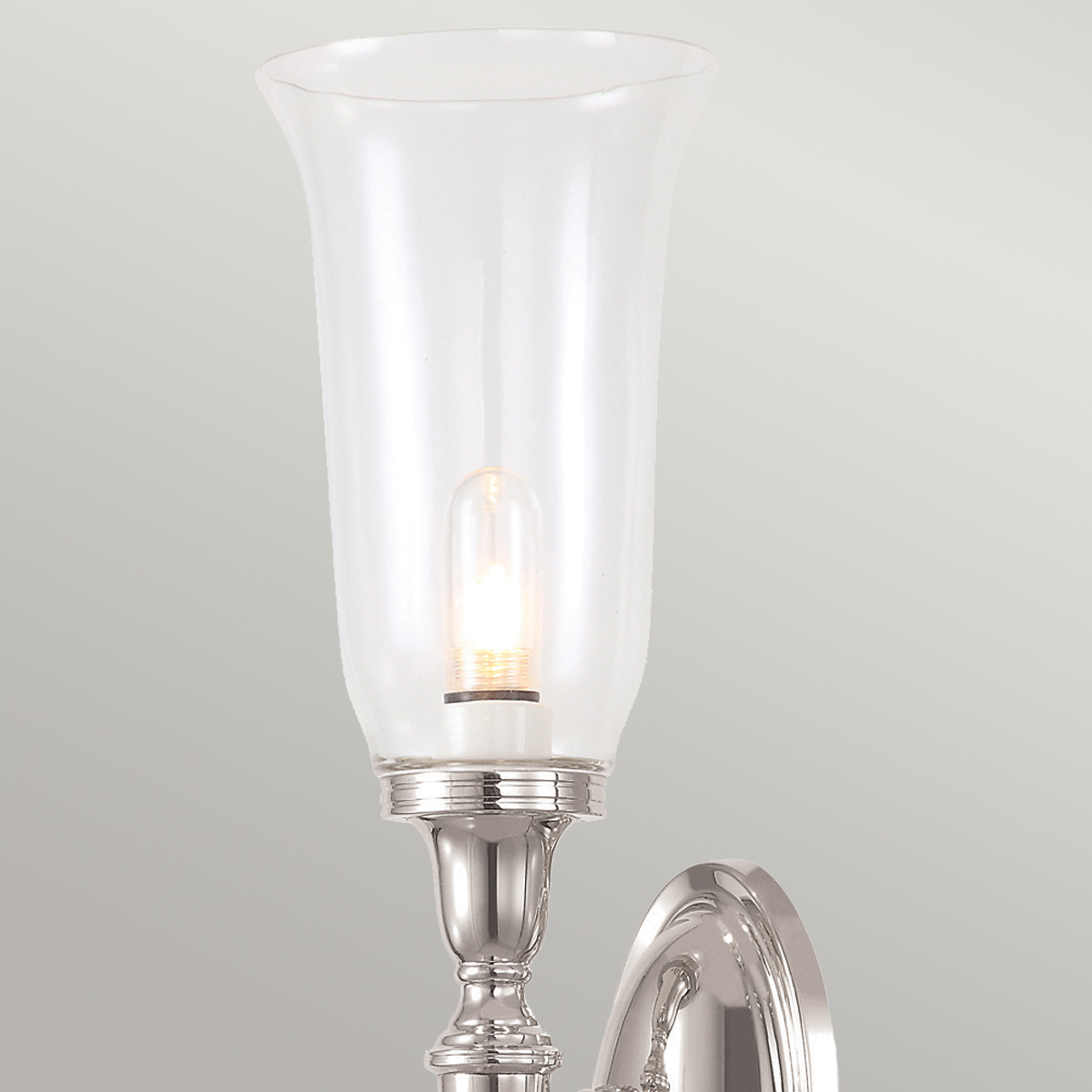 Dryden 40cm Polert nikkel baderomslampe Fra Elstead Lighting - Lampen er tilgjengelig i flere utførelser som polert krom, polert nikkel og polert messing, noe som gir fleksibilitet i stil og dekorasjon.