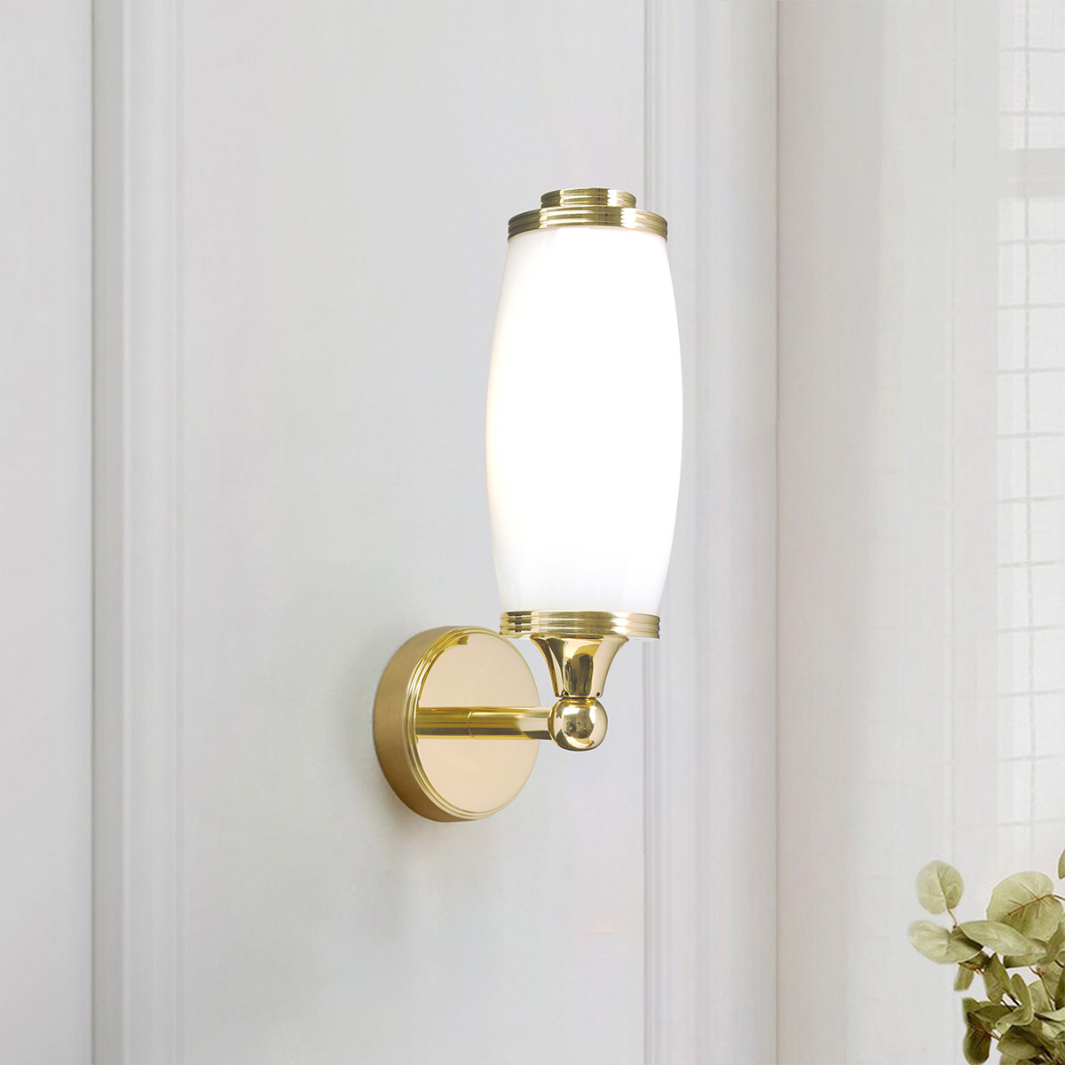 Eliot 28cm Polert messing baderomslampe Fra Elstead Lighting - Opalglasskjermen sprer et mykt og jevnt lys som føles både behagelig og eksklusivt.