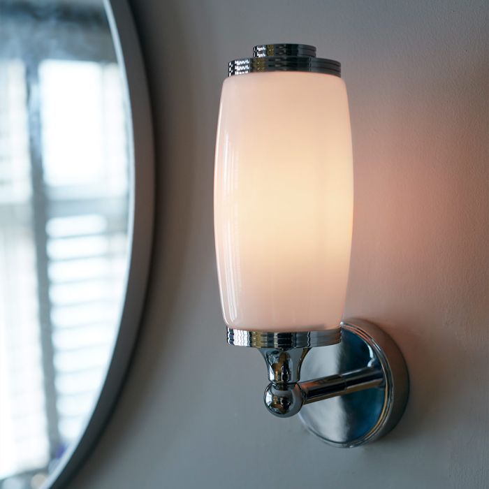 Eliot 28cm Polert krom baderomslampe Fra Elstead Lighting - Opalglassskjermen sprer et mykt og jevnt lys som f&oslash;les b&aring;de behagelig og eksklusivt.