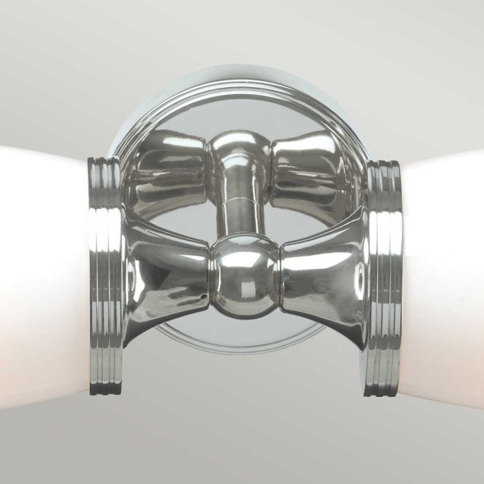 Eliot 47cm Polert krom baderomslampe Fra Elstead Lighting - De opale glassskjermene sprer et mykt og jevnt lys som f&oslash;les b&aring;de behagelig og eksklusivt.