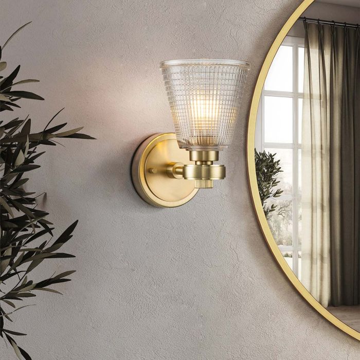 Gunnislake 13cm Børstet messing baderomslampe Fra Elstead Lighting - Lampen er laget av st&aring;l med b&oslash;rstet messingfinish og har en klar, strukturert glassskjerm som gir et jevnt og blendfritt lys.