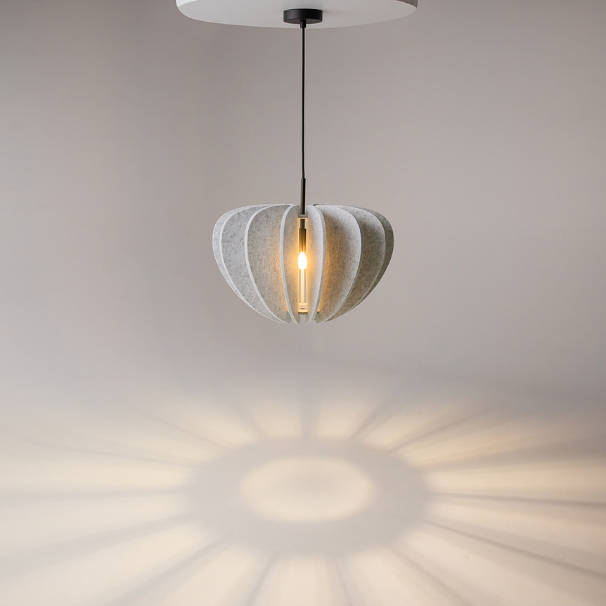 Cambio Ø48 Lys grå Taklampe Fra Maytoni - Serien finnes i flere farger og former og kan henges i h&oslash;ye rom takket v&aelig;re den 3 meter lange kabelen &ndash; Perfekt for kreative lysinstallasjoner som gjenspeiler stemningen i rommet.