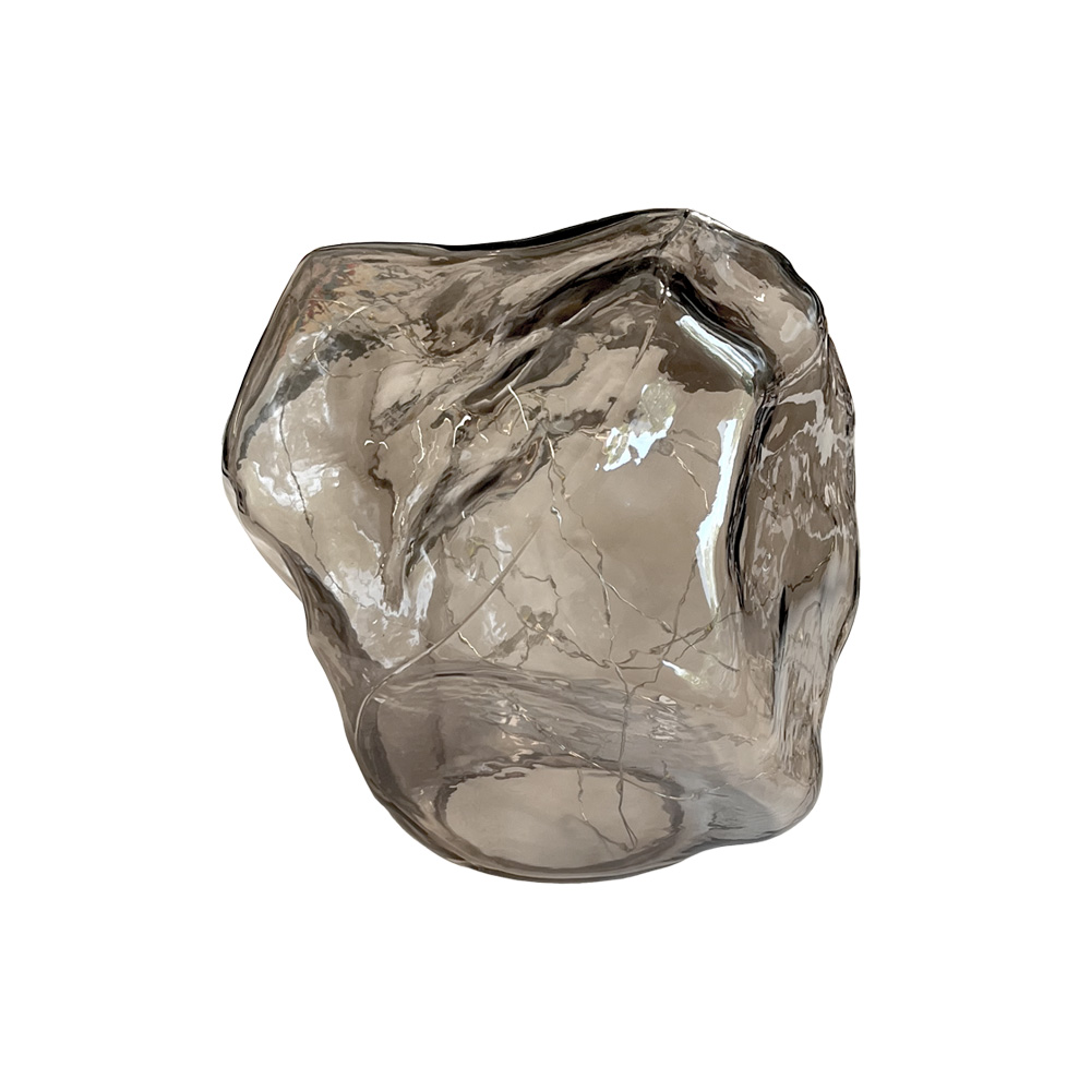 Bergsten 22cm Beige bordlampe Fra Pixie Design - Den er utstyrt med en timer og en praktisk 5-trinns dimmer for &aring; justere lyset etter behov, noe som gj&oslash;r den perfekt for b&aring;de arbeidsbelysning og koselig kveldsbelysning.