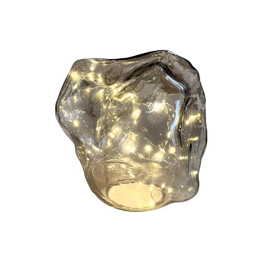 Bergsten 22cm Beige bordlampe Fra Pixie Design - Den er utstyrt med en timer og en praktisk 5-trinns dimmer for &aring; justere lyset etter behov, noe som gj&oslash;r den perfekt for b&aring;de arbeidsbelysning og koselig kveldsbelysning.