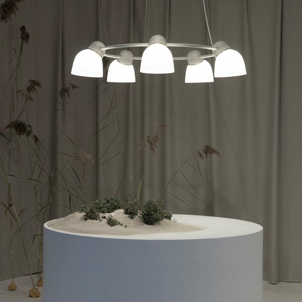 Bird Ø95 Sand/hvit Taklampe Fra Belid - Den sirkulære formen og metallkonstruksjonen skaper en fortryllende og svevende lampe, noe som gjør den til det perfekte midtpunktet i ethvert rom.
