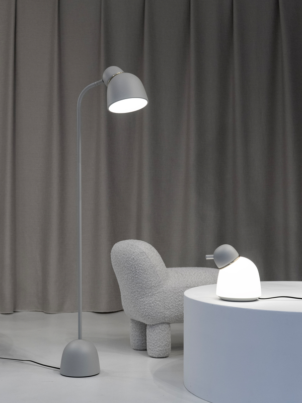 Bird 22cm Sand/messing bordlampe Fra Belid - Hver lampe er håndlaget i Varberg og kombinerer Belids arv med moderne design på en harmonisk måte.