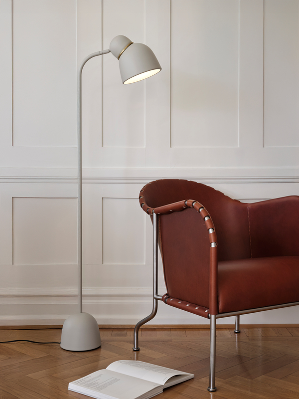 Bird Sand/messing gulvlampe Fra Belid - Designet av det svenske designstudioet Färg & Blanche, gir gulvlampen hjemmet ditt et preg av tidløs eleganse.