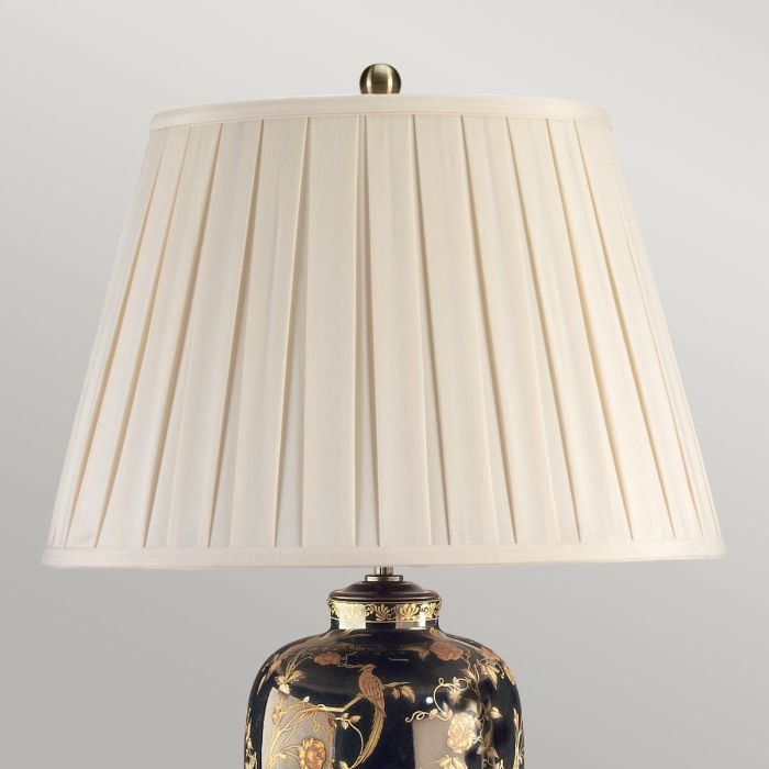 Black Birds 74cm Svart bordlampe Fra Elstead Lighting - Utrustad med en tr&auml;bas, veckad lampsk&auml;rm i kr&auml;mf&auml;rgad textil och en dekorativ avslutning i antikm&auml;ssing.