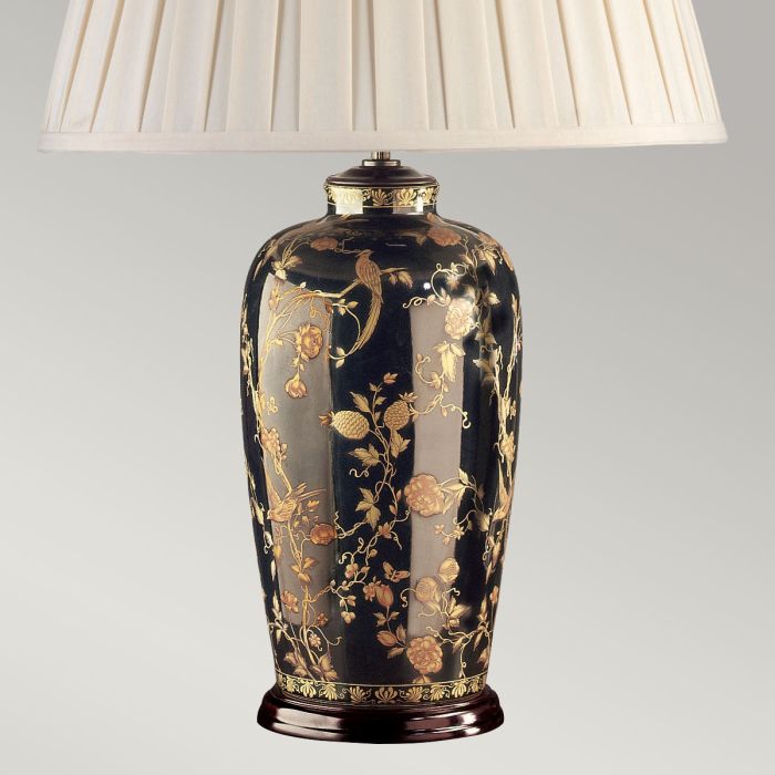 Black Birds 74cm Svart bordlampe Fra Elstead Lighting - Utrustad med en tr&auml;bas, veckad lampsk&auml;rm i kr&auml;mf&auml;rgad textil och en dekorativ avslutning i antikm&auml;ssing.