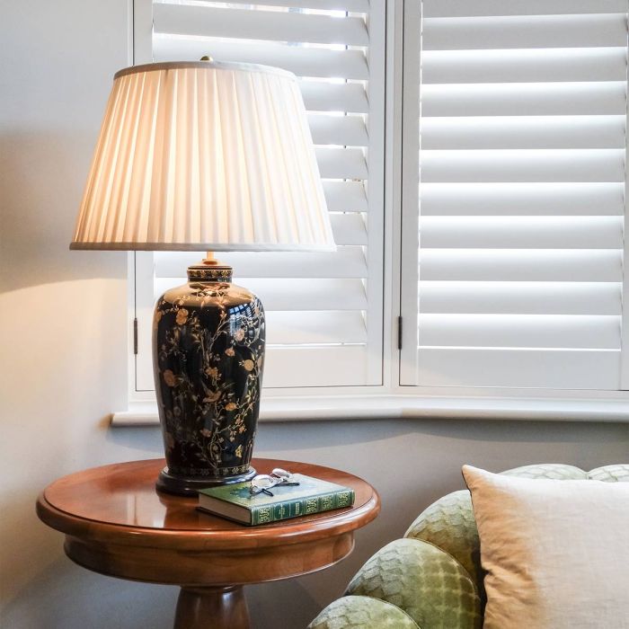 Black Birds 74cm Svart bordlampe Fra Elstead Lighting - Utrustad med en tr&auml;bas, veckad lampsk&auml;rm i kr&auml;mf&auml;rgad textil och en dekorativ avslutning i antikm&auml;ssing.