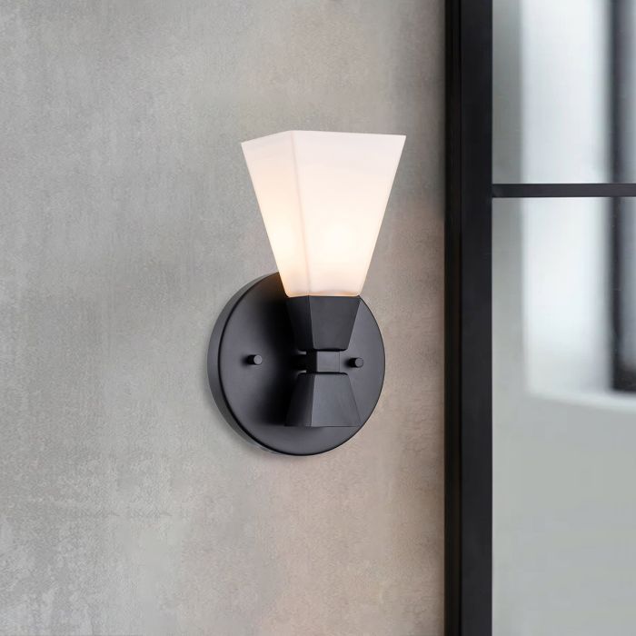 Bowtie 15cm Svart baderomslampe Fra Elstead Lighting - Denne stilige armaturen er laget av stål med en opalglassskjerm, og gir et sofistikert utseende.