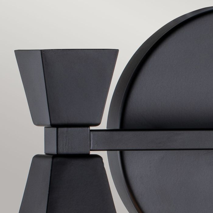 Bowtie 34cm Svart baderomslampe Fra Elstead Lighting - Den mattsvarte Bowtie-vegglampen er et moderne speillys med IP44-klassifisering, noe som gjør den egnet for bad, men også for annet interiør som vaskerom eller gjestetoalett.