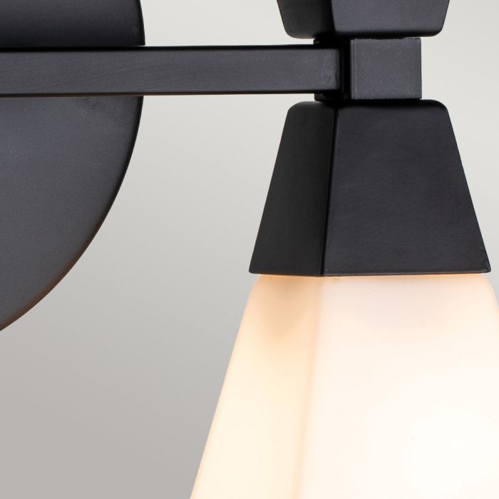 Bowtie 34cm Svart baderomslampe Fra Elstead Lighting - Den mattsvarte Bowtie-vegglampen er et moderne speillys med IP44-klassifisering, noe som gjør den egnet for bad, men også for annet interiør som vaskerom eller gjestetoalett.