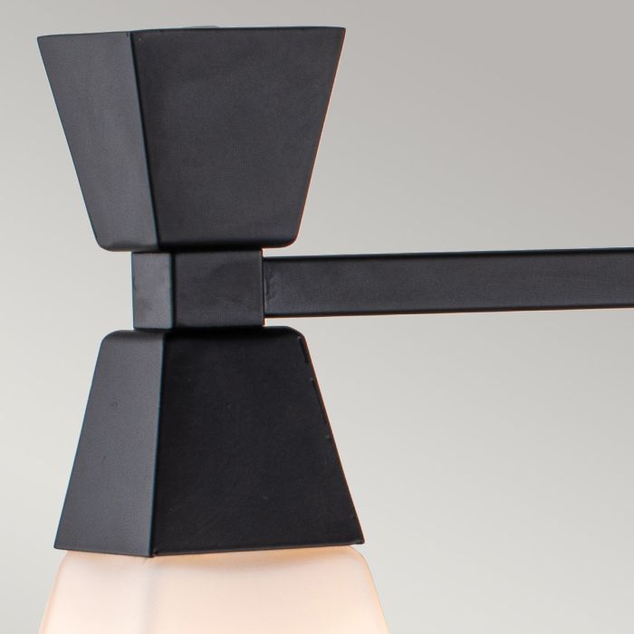 Bowtie 57cm Svart baderomslampe Fra Elstead Lighting - Den mattsvarte Bowtie-vegglampen er et moderne speillys med IP44-klassifisering, noe som gjør den egnet for bad, men også for annet interiør som vaskerom eller gjestetoalett.