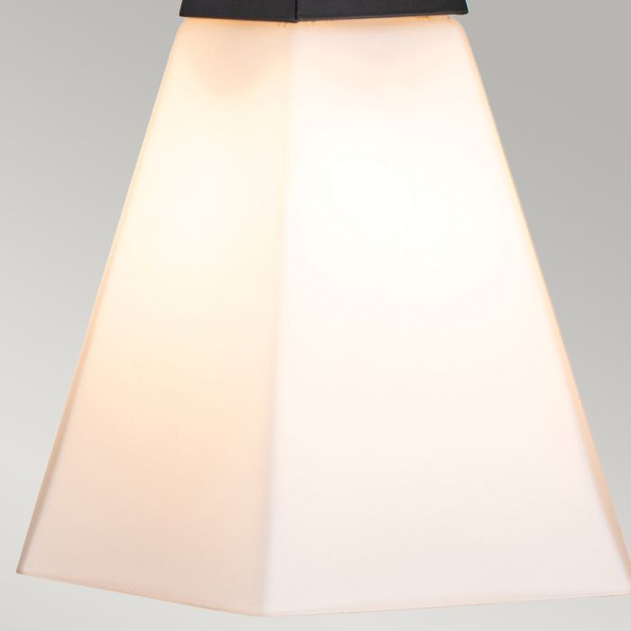 Bowtie 57cm Svart baderomslampe Fra Elstead Lighting - Den mattsvarte Bowtie-vegglampen er et moderne speillys med IP44-klassifisering, noe som gjør den egnet for bad, men også for annet interiør som vaskerom eller gjestetoalett.