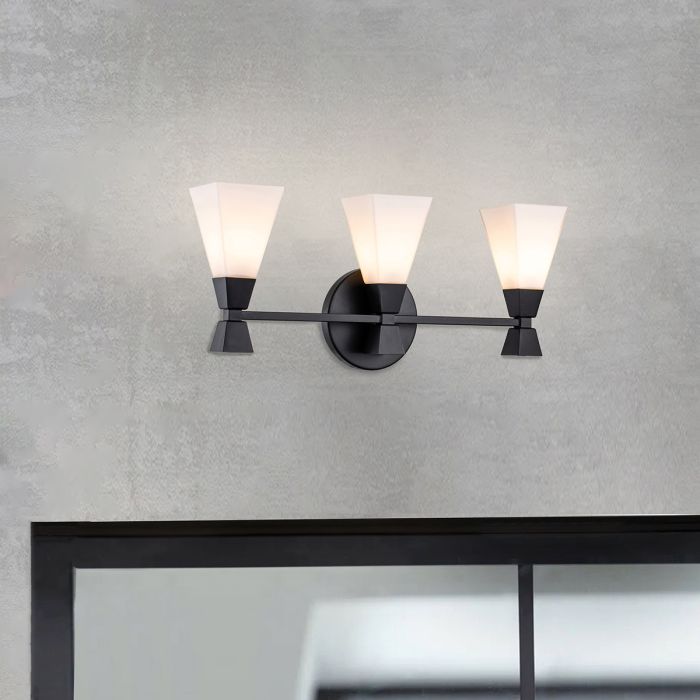 Bowtie 57cm Svart baderomslampe Fra Elstead Lighting - Den mattsvarte Bowtie-vegglampen er et moderne speillys med IP44-klassifisering, noe som gjør den egnet for bad, men også for annet interiør som vaskerom eller gjestetoalett.