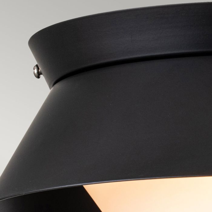 Bowtie Ø25 Svart baderomslampe Fra Elstead Lighting - Den mattsvarte taklampen Bowtie er en moderne taklampe med IP44-klassifisering, noe som gjør den egnet for bad, men også for annet interiør som vaskerom eller gjestetoalett.