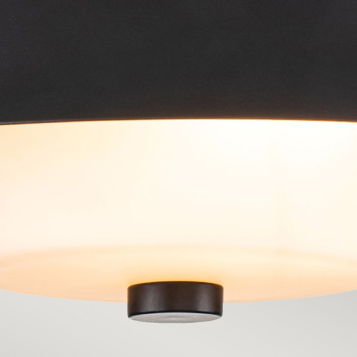 Bowtie Ø25 Svart baderomslampe Fra Elstead Lighting - Den mattsvarte taklampen Bowtie er en moderne taklampe med IP44-klassifisering, noe som gjør den egnet for bad, men også for annet interiør som vaskerom eller gjestetoalett.