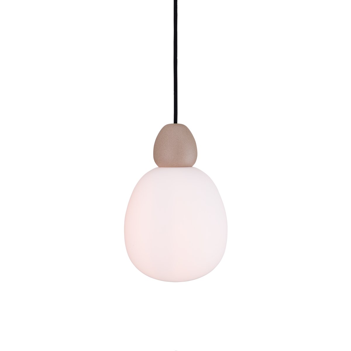 Buddy Ø18 Sand Taklampe Fra Belid - Buddy er laget av h&oslash;y kvalitet med et solid uttrykk til tross for det myke designet, og er en pendel som passer like godt over spisebordet som i stuen, soverommet eller gangen.
