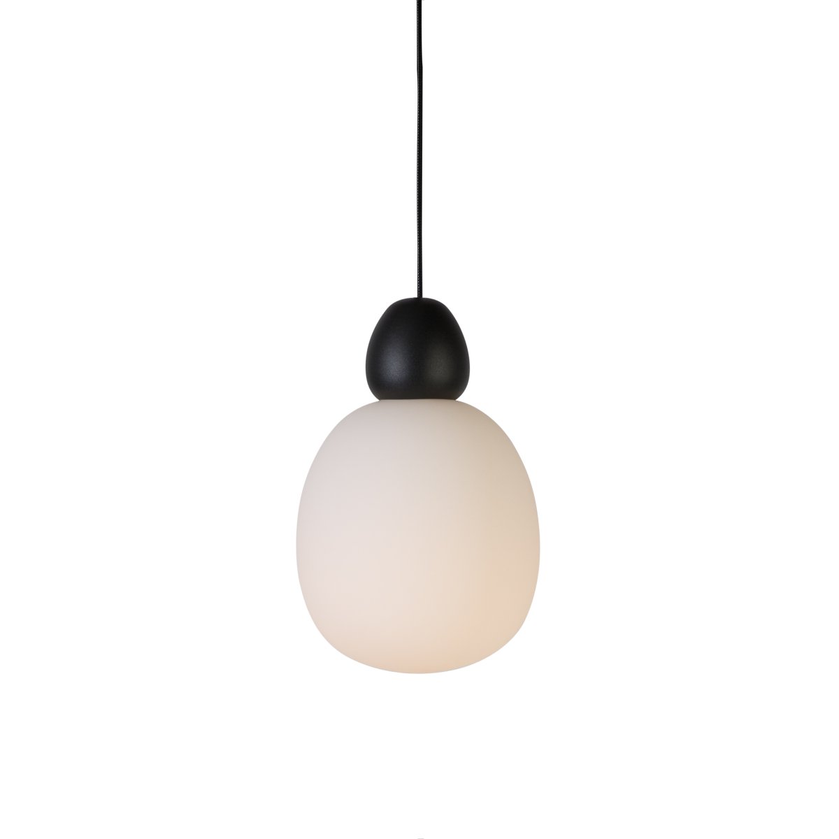 Buddy Ø18 Svart Taklampe Fra Belid - Buddy er laget av h&oslash;y kvalitet med et solid uttrykk til tross for det myke designet, og er en pendel som passer like godt over spisebordet som i stuen, soverommet eller gangen.